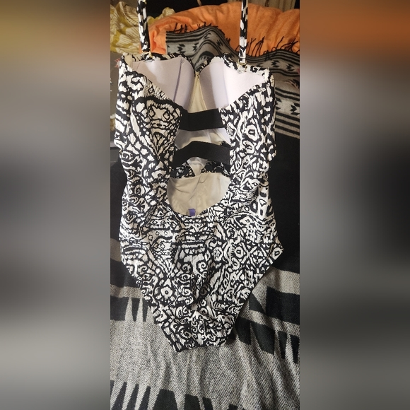 Cute black and white size medium one piece - Picture 3 of 3